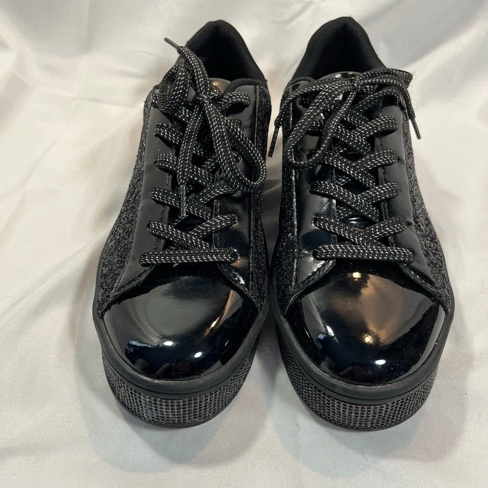 NWOT uubaris Glitter & Patent Sneaker